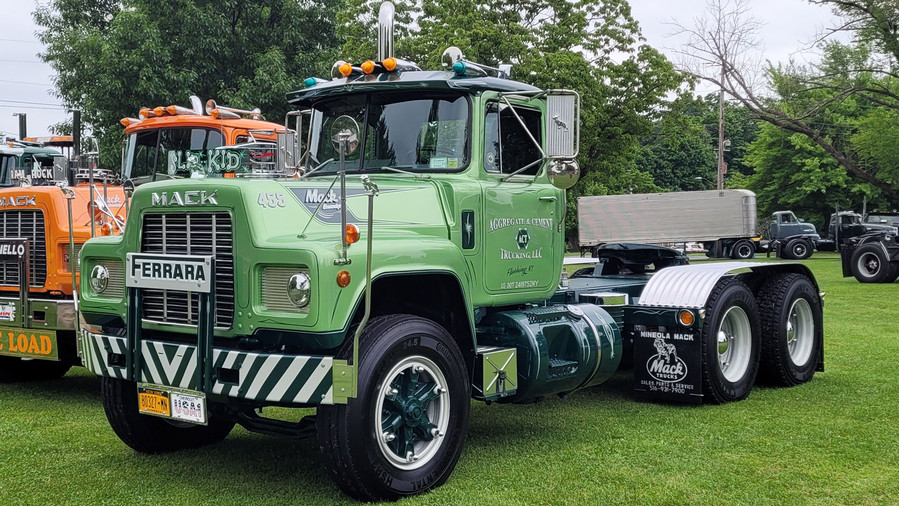 Aggregate & Cement Trucking 1989 Mack R688ST tandem axle tractor