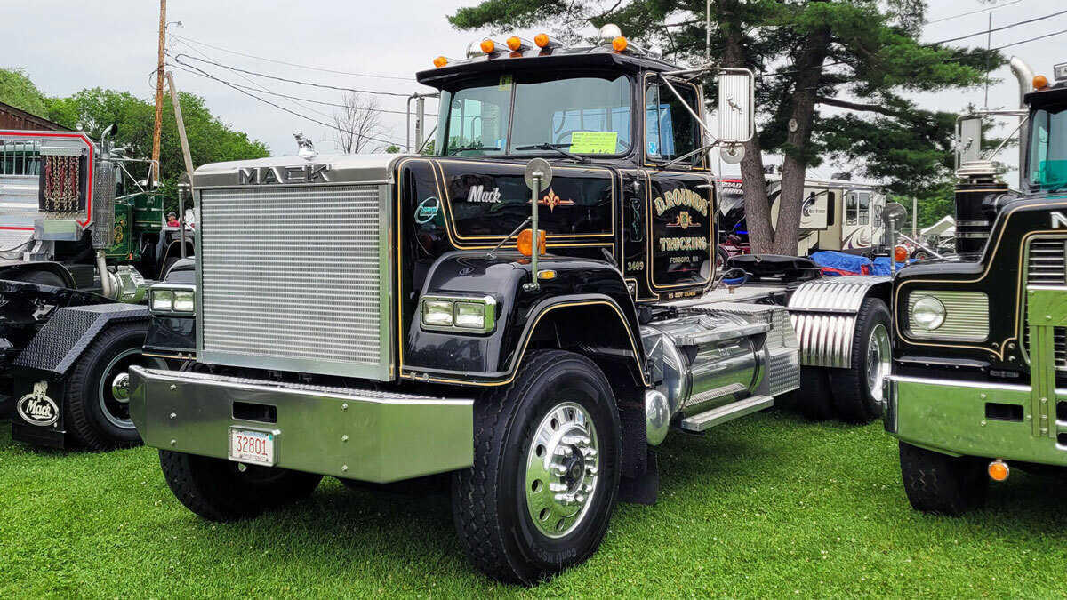 D. Rounds Trucking 1988 Mack Superliner Tandem Axle Tractor