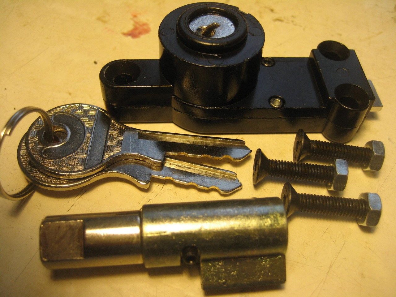 FORK AND GAS TANK COMPARTMENT LOCK SET W/KEYS+MOUNTING SCREWS R50