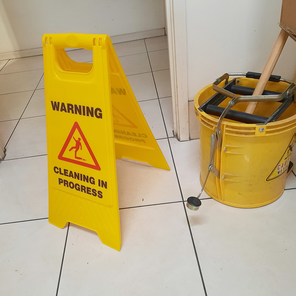 TIMco 747321 Cartello Di Sicurezza Pieghevole – Attenzione Pulizie In Corso, Formato A 610x300x30 Mm, Colore Giallo, Doppia Faccia