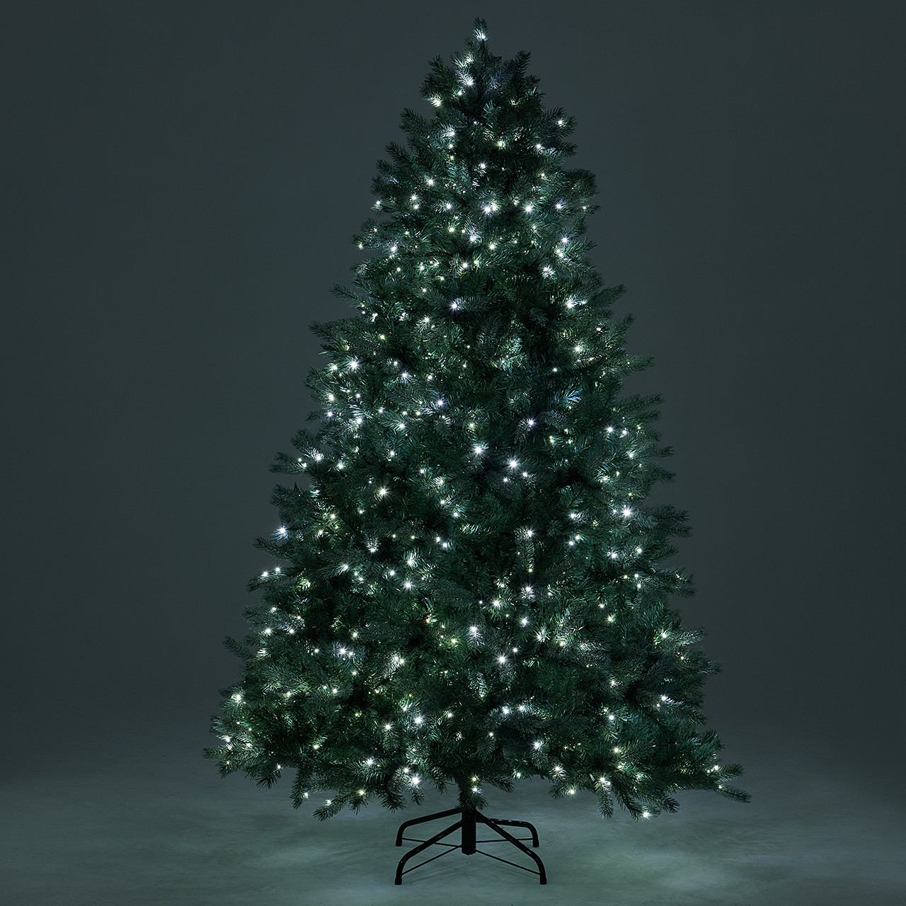 ブルーツリー 7.5 ft. Blue Balsam Fir Classic Christmas Tree with 900 Twinkling