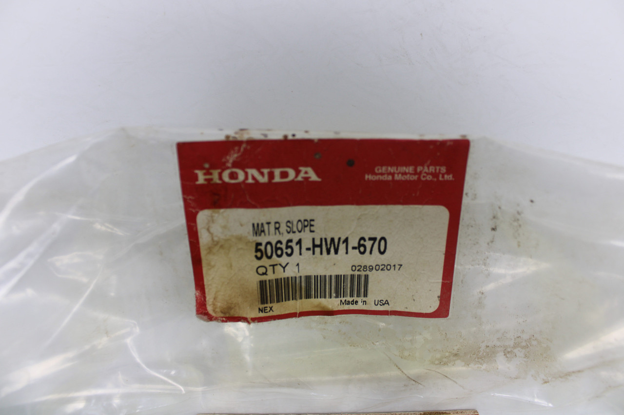 NOS OEM Honda Left Middle Floor Mat 50641-HW1-670