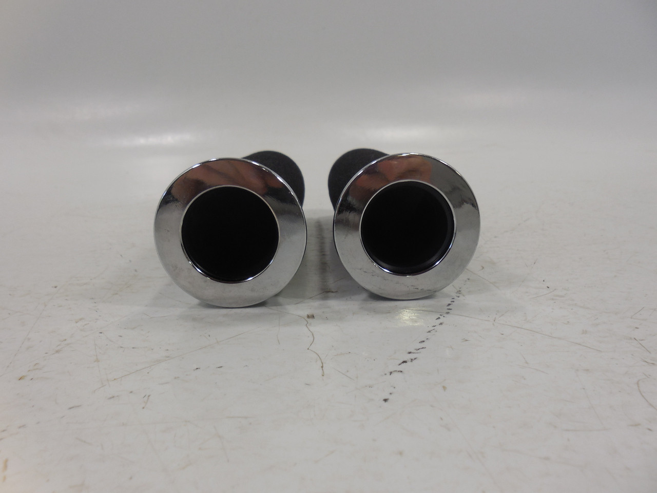 V Twin Foam Grips chrome Eagle Caps 1 inch