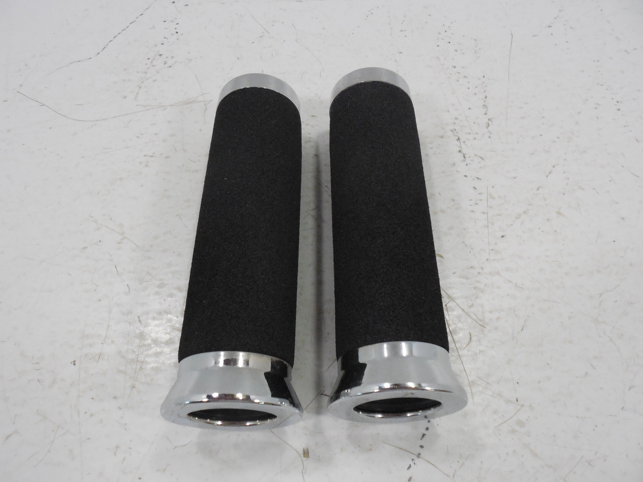V Twin Foam Grips chrome Eagle Caps 1 inch