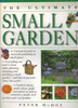 Peter McHoy / The Ultimate Small Garden (Coffee Table Book)