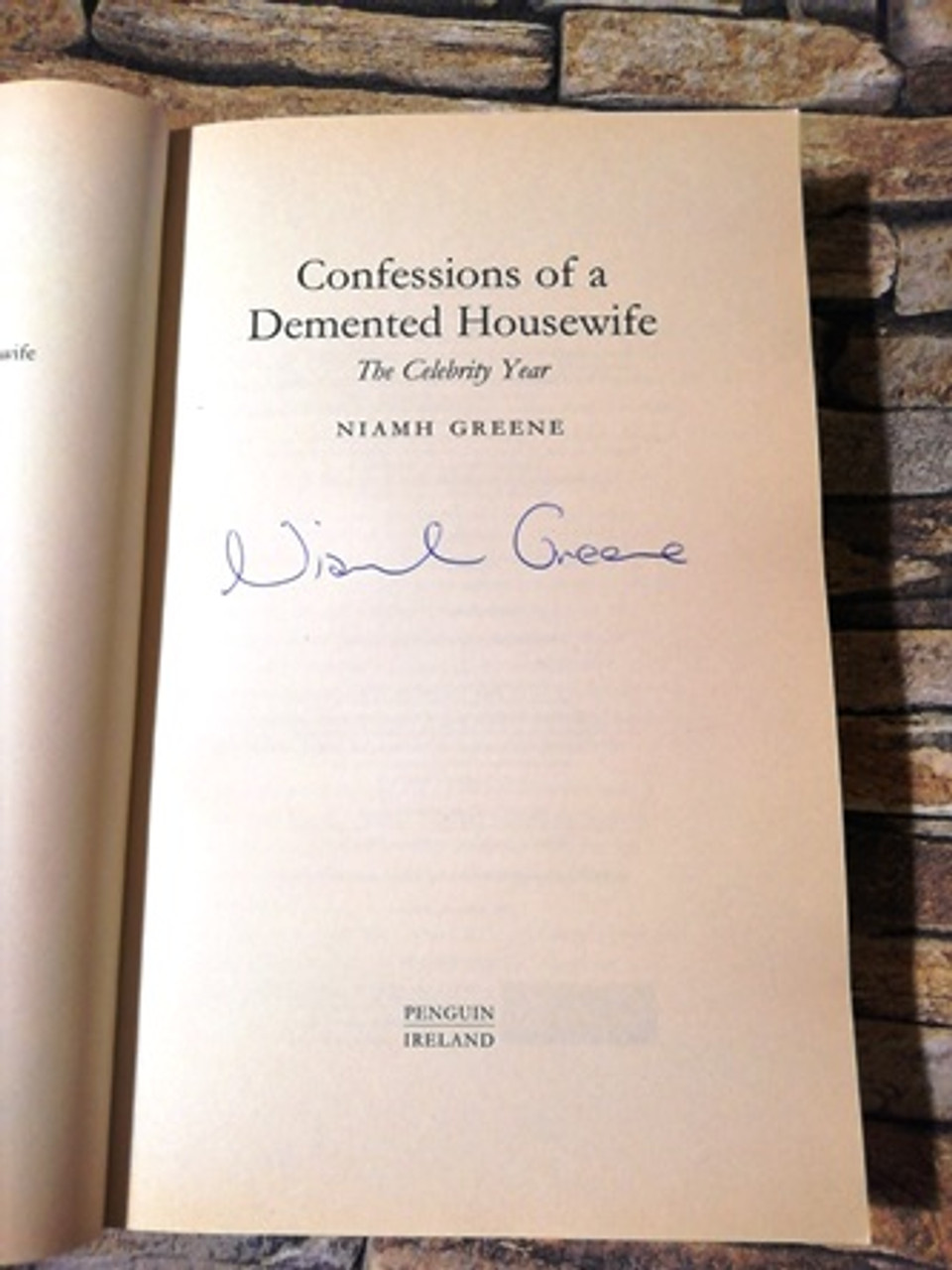 Niamh Greene / Confessions of a Demented House Wife (Signed by the Author) (Large Paperback)