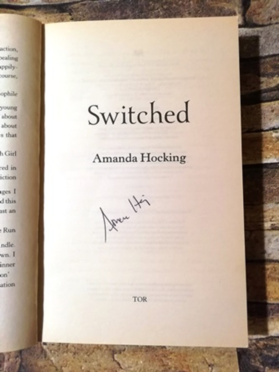 Amanda Hocking / Switched (Signed by the Author) (Paperback) (1)