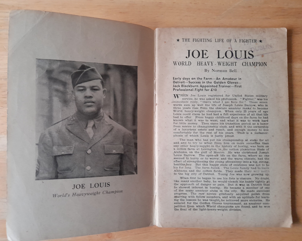 Bell, Norman - The fighting Life of a Fighter : Joe Louis ( WW2 Propaganda PB 1943) Booklet