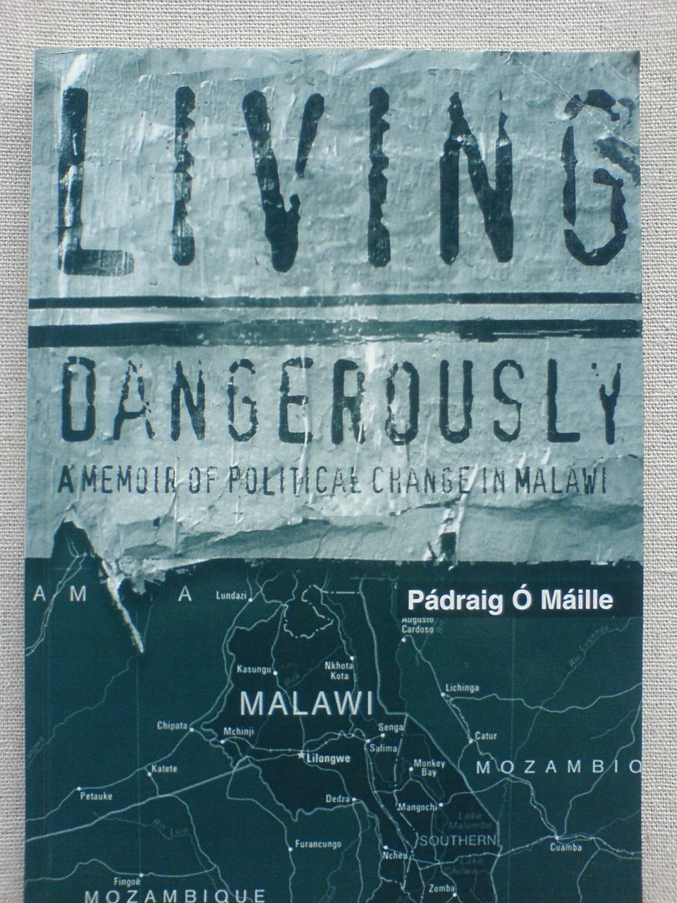Pádraig Ó Máille / Living dangerously: A memoir of political change in Malawi (Large Paperback)