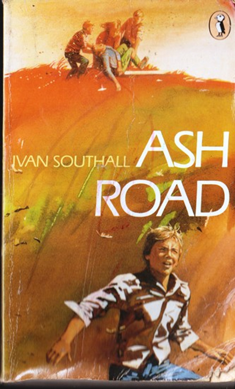 Ivan Southall / Ash Road (Lesser Grade Paperback)