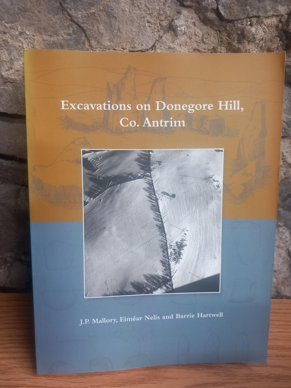 J.P Mallory, Eiméar Nelis  & Barrie Hartwell - Excavations on Donegore Hill Co. Antrim - PB J.P Mallory, Eiméar Nelis  & Barrie Hartwell - Excavations on Donegore Hill Co. Antrim - PB