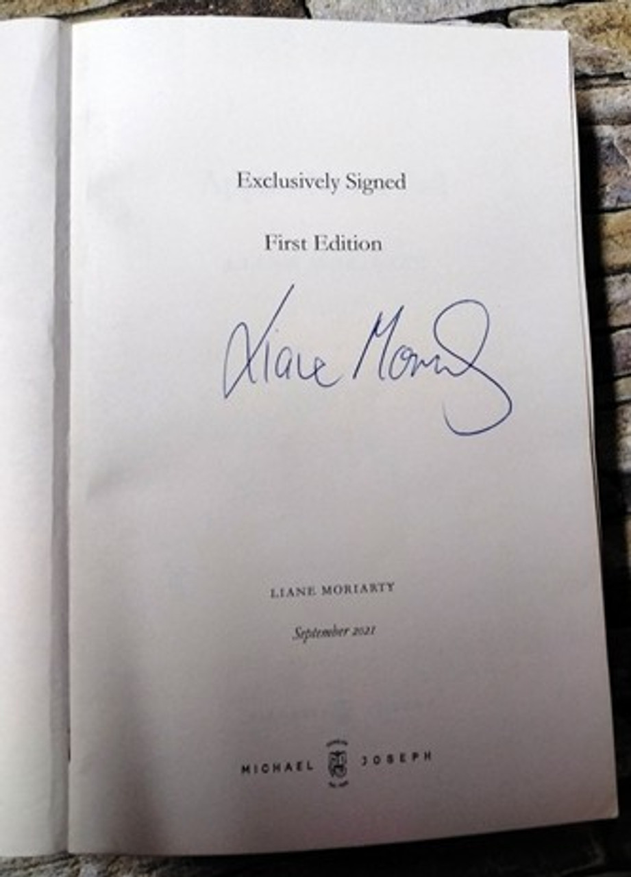 Liane Moriarty / Apples Never Fall ( Signed by the Author ) (Large Paperback)