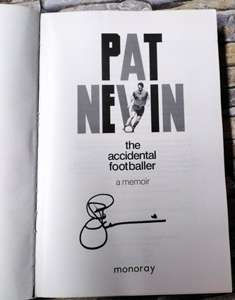 Pat Nevin / The Accidental Footballer (Signed by the Author) (Large Paperback)