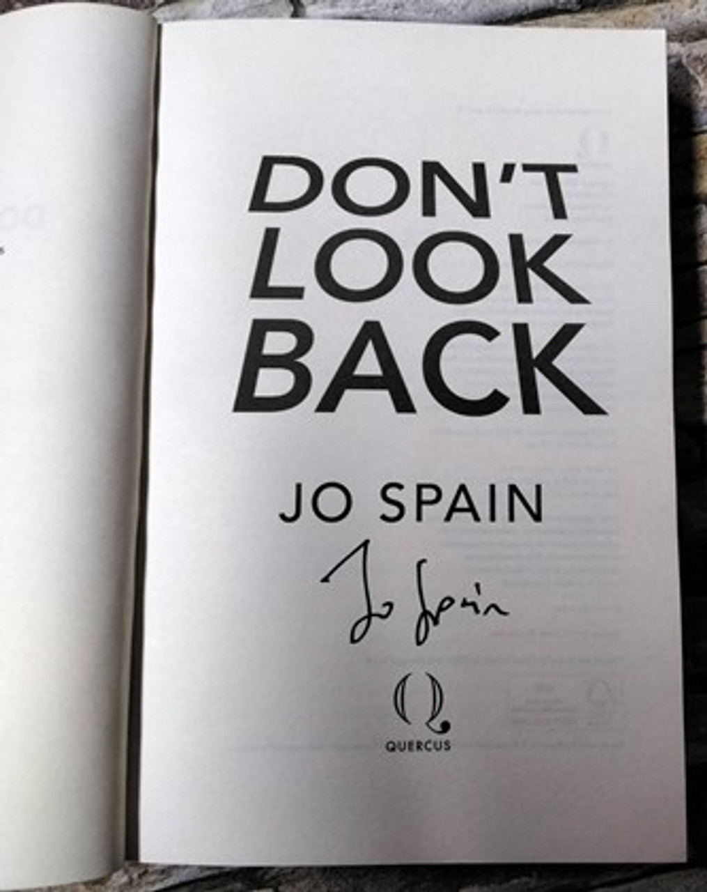 Jo Spain / Don't Look Back ( Signed by the Author ) ( Large Paperback )
