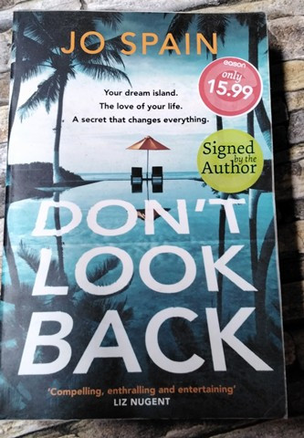 Jo Spain / Don't Look Back ( Signed by the Author ) ( Large Paperback )