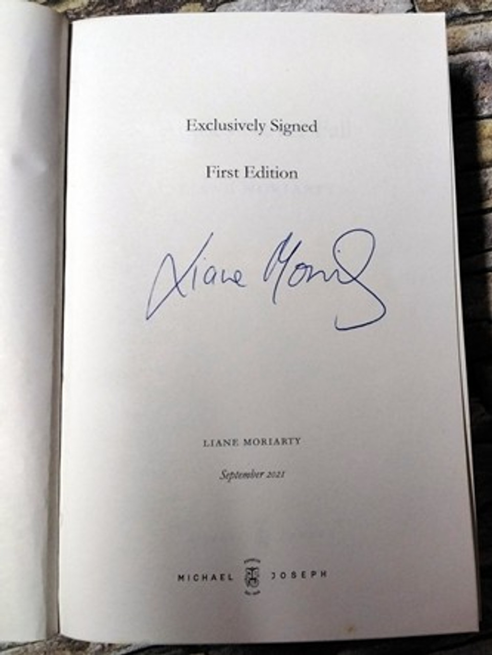 Liane Moriarty / Apples Never Fall ( Signed by the Author ) ( Large Paperback )