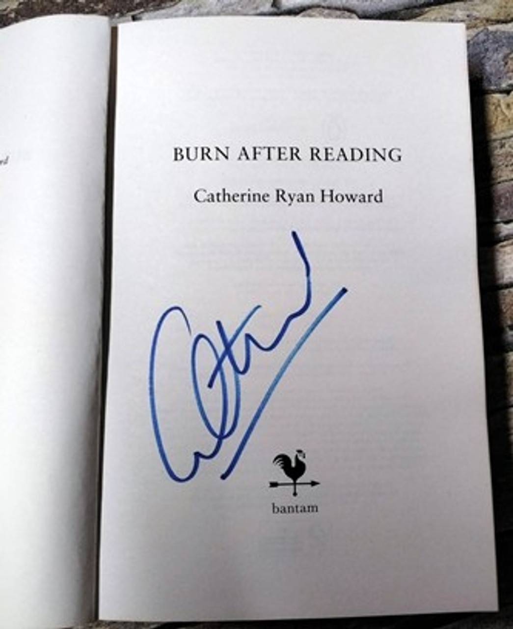 Catherine Ryan Howard / Burn After Reading (Signed by the Author) (Large Paperback)