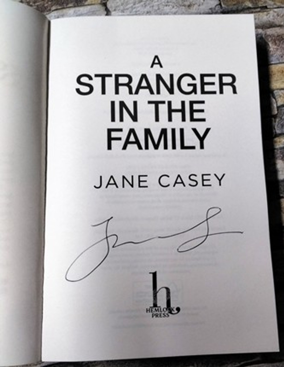Jane Casey / A Stranger in the Family ( Signed by the Author ) (Large Paperback)