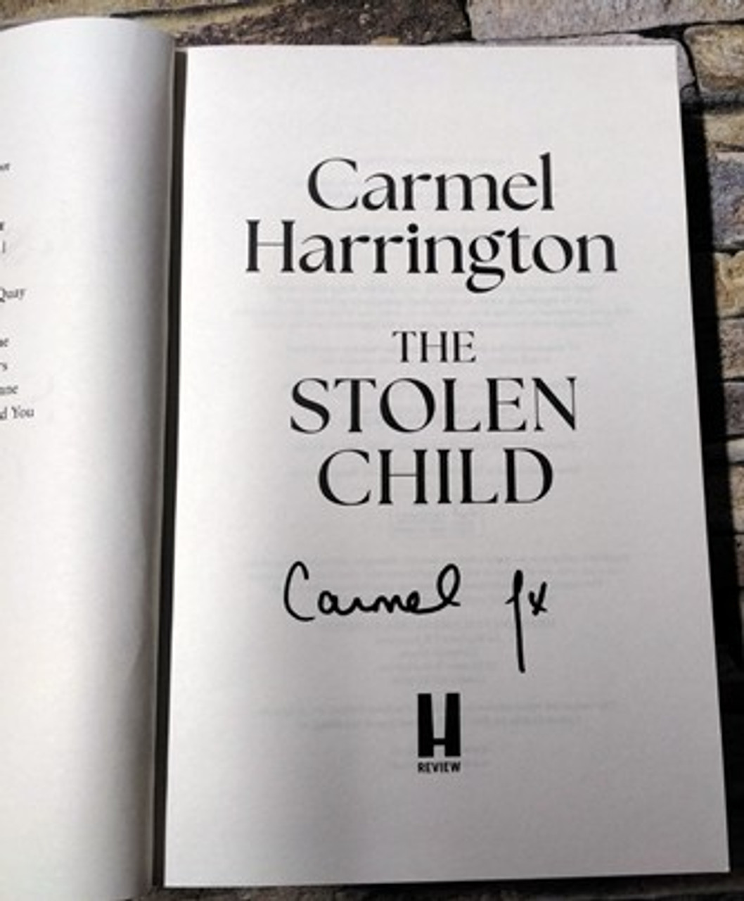 Carmel Harrington / The Stolen Child ( Signed by the Author ) (Large Paperback)