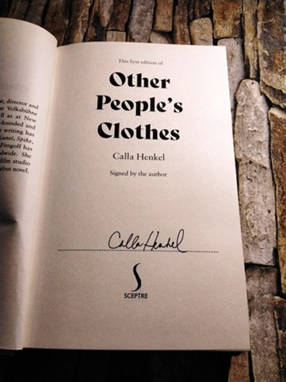 Calla Henkel / Other People's Clothes (Signed by the Author) (Hardback)