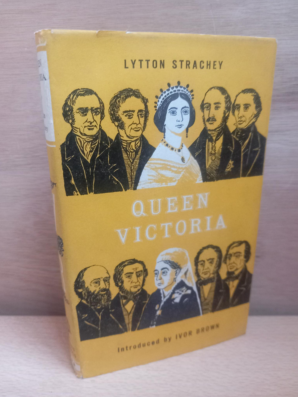 Lytton Strachey - Queen Victoria - HB 1958 (Originally 1921)