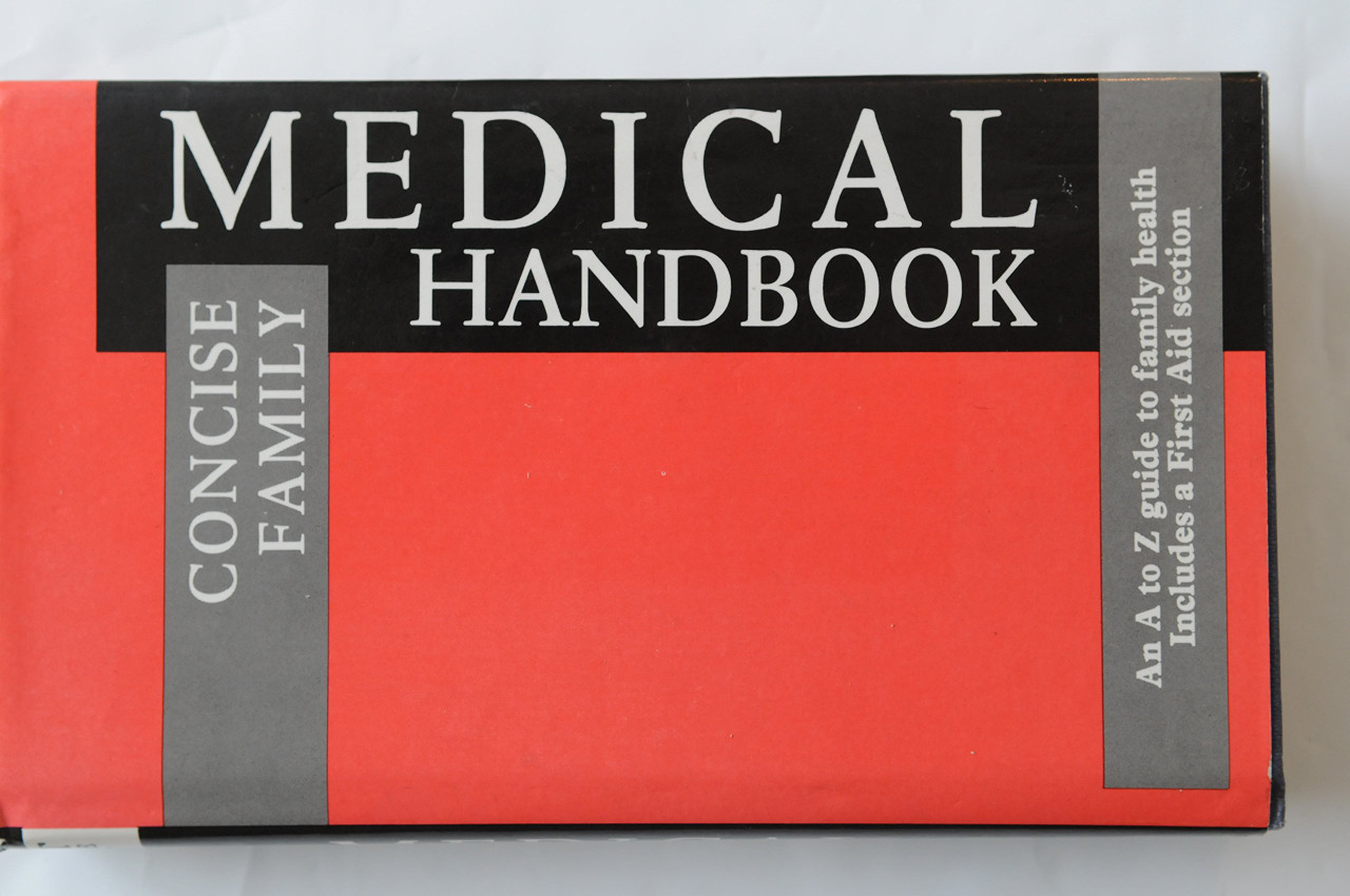 Collins / Concise Family Medical Handbook. An A to Z guide to family health (Hardback)