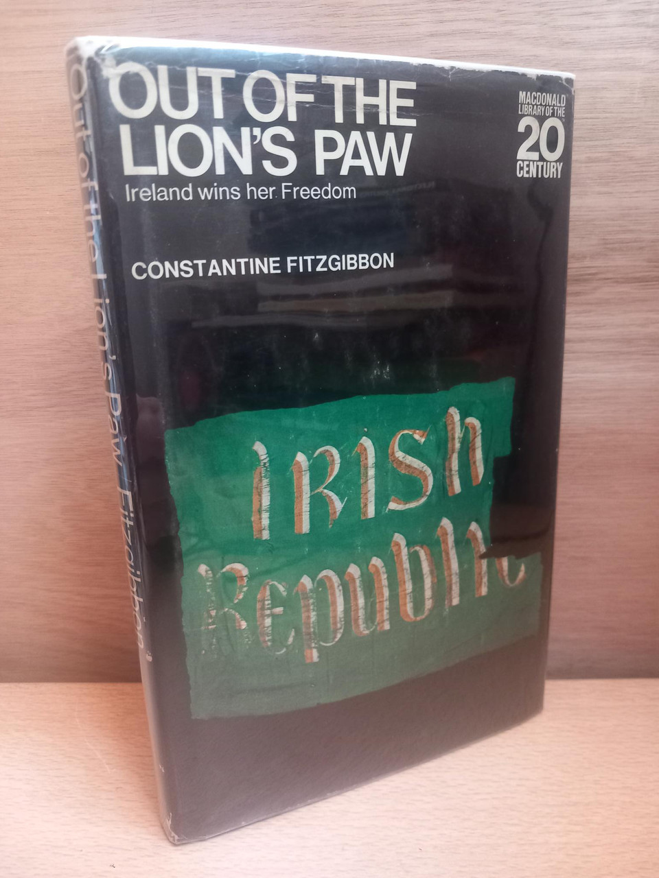 Constantine Fitzgibbon - Out of the Lion's Paw : Ireland Wins Her Freedom - HB - Illustrated