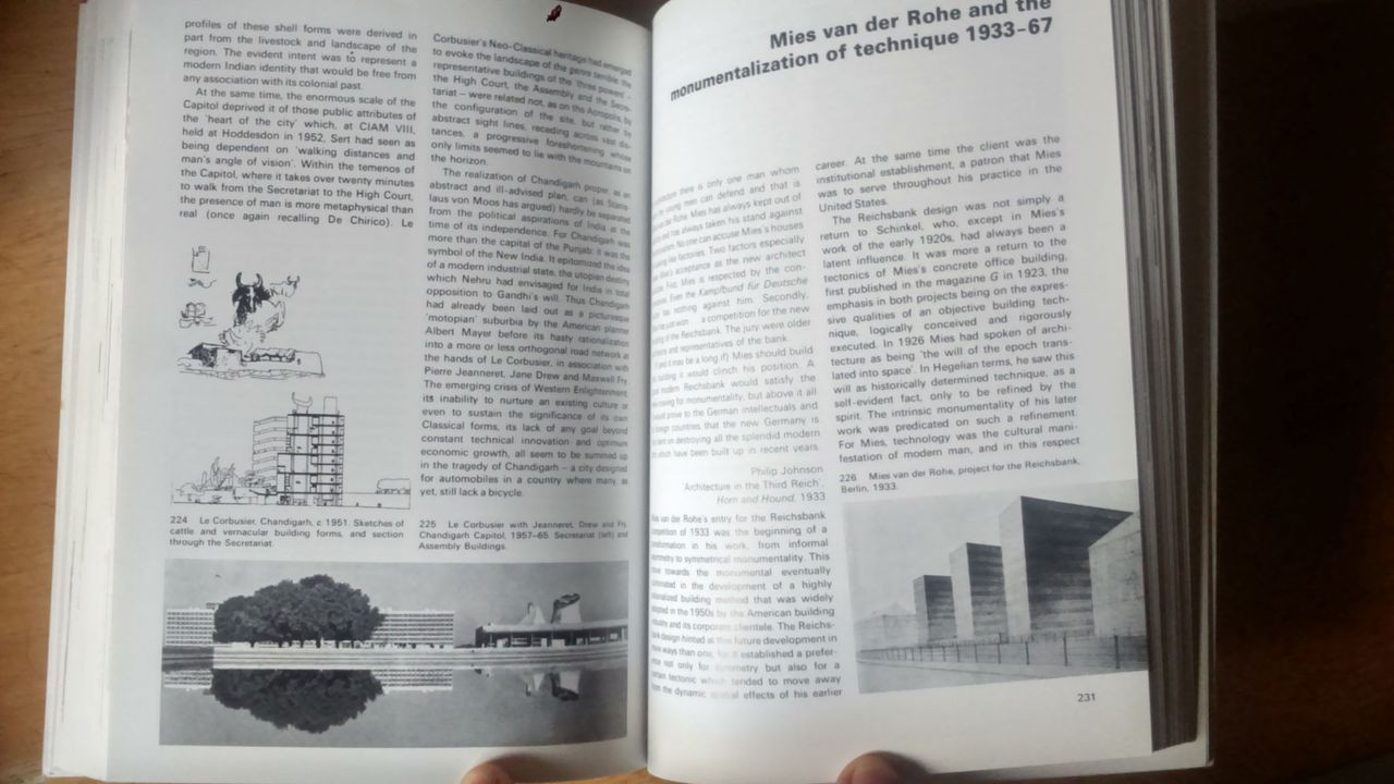 Kenneth Frampton - Modern Architecture - A Critical History PB  3rd ed 2000