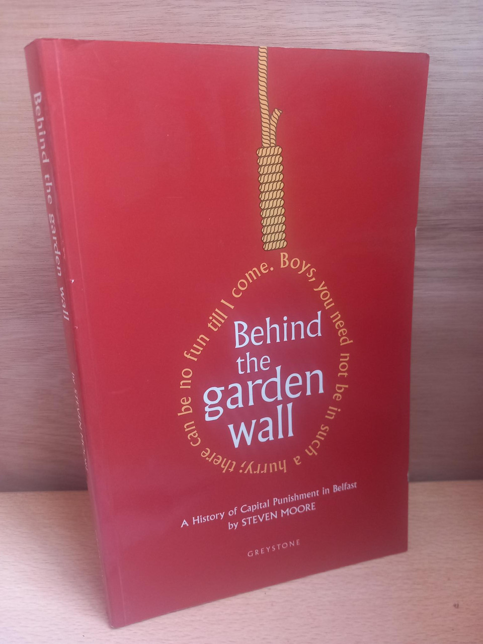 Steven Moore - Behind the Garden Wall : A History of Capital Punishment in Belfast - PB