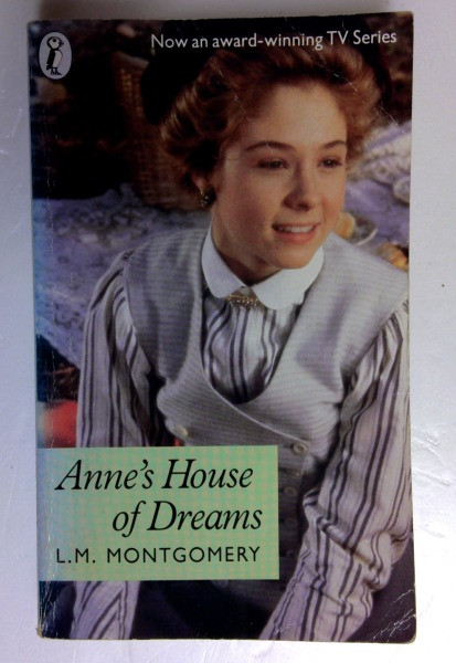 L. Montgomery / Anne's House of Dreams (Puffin Books) (Older Edition Small Paperback)