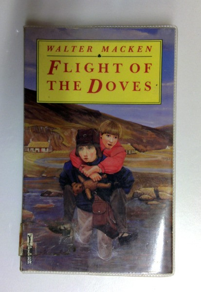 Walter Macken / The Flight of the Doves (Piccolo Books) (Older Edition Small Paperback) (1)