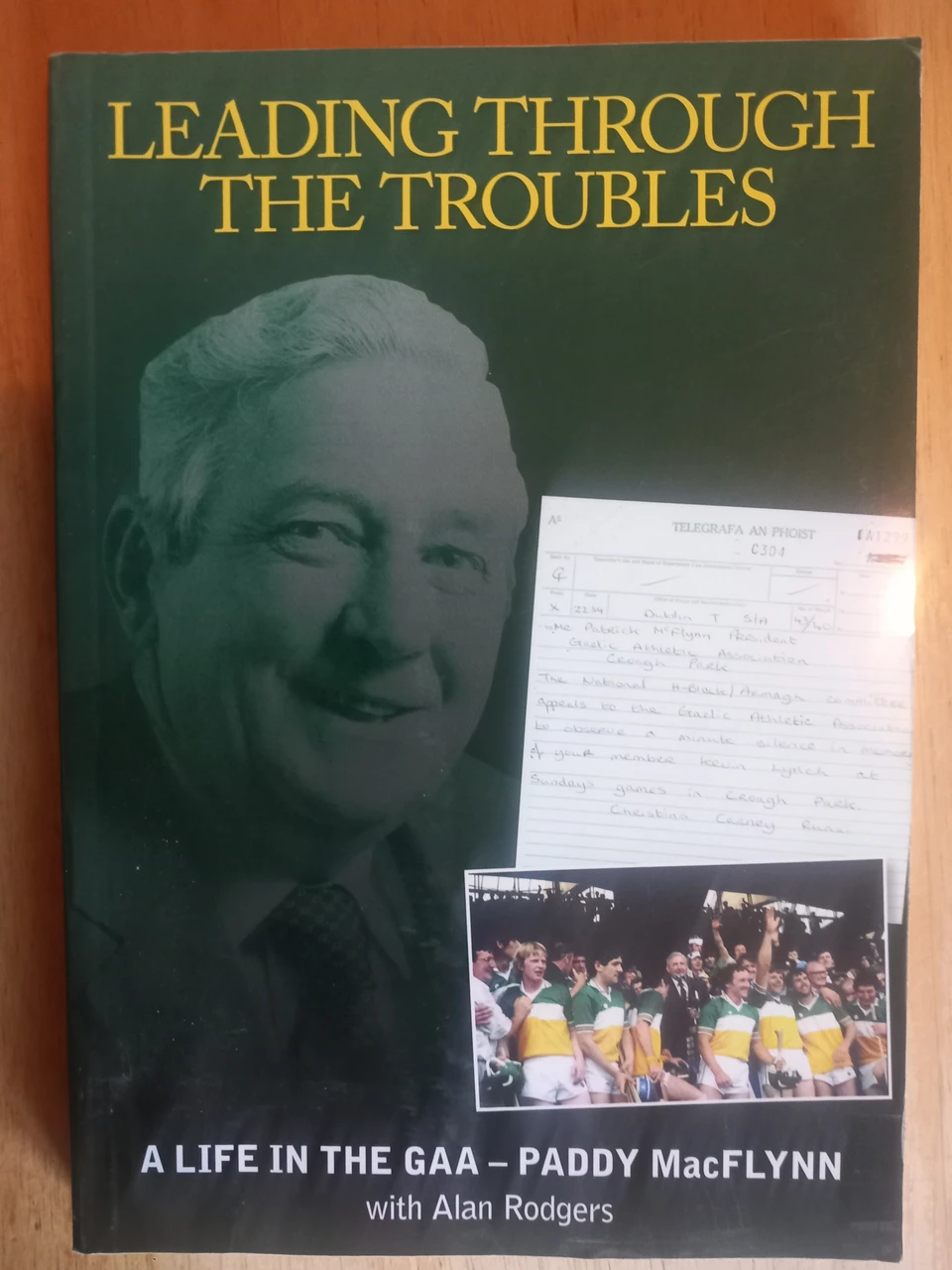 Paddy MacFlynn & Alan Rogers - Leading Through the Troubles : A Life in the GAA - pb