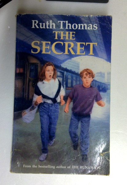 Ruth Thomas / The Secret (Older Edition Small Paperback)
