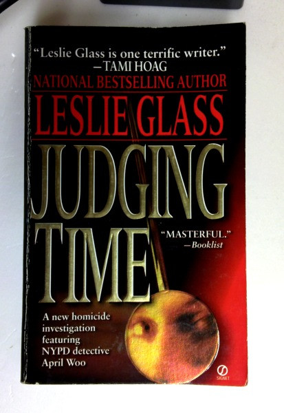 Leslie Glass / Judging Time (Older Edition Small Paperback)