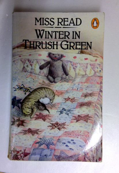 Miss Read / Winter in Thrush Green (Older Edition Small Paperback)