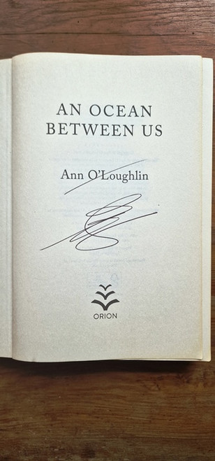 Ann O'Loughlin / An Ocean Between Us (Signed by the Author) (Large Paperback)