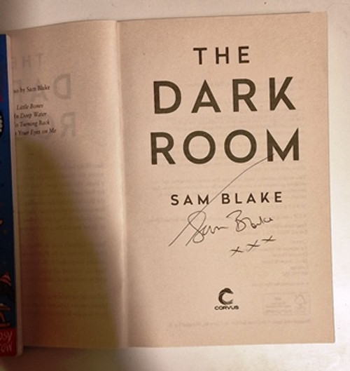 Sam Blake / The Dark Room (Signed by the Author) (Paperback)