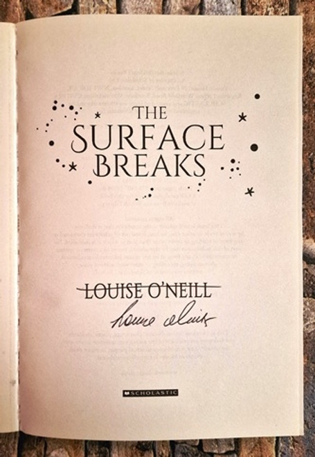 Louise O'Neill / The Surface Breaks - A Reimagining of The Little Mermaid (Signed by the Author) (Large Paperback)