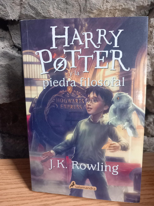 J.K Rowling - Harry Potter y la Piedra Filosofal - Spanish Language Edition - PB 2022 Reprint