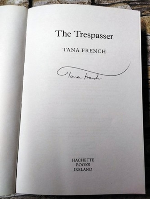 Tana French / The Trespasser (Signed by the Author) (Large Paperback)