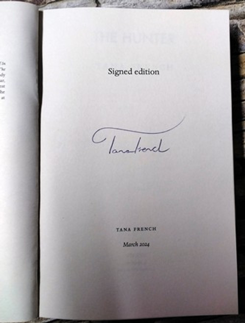 Tana French / The Hunter (Signed by the Author) (Large Paperback)