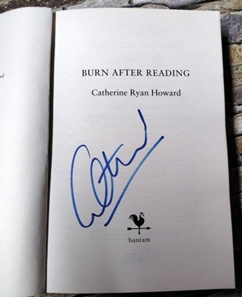 Catherine Ryan Howard / Burn After Reading (Signed by the Author) (Large Paperback)