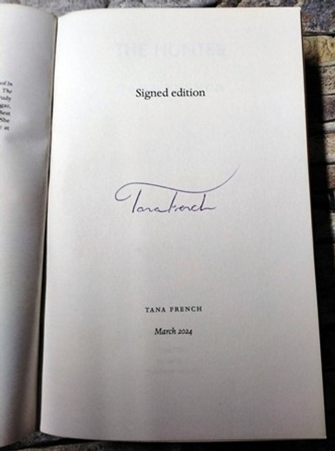 Tana French / The Hunter. (Signed by the Author) (Large Paperback)