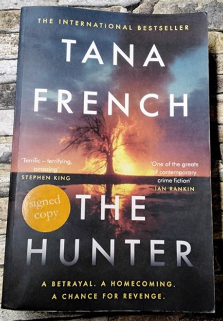 Tana French / The Hunter. (Signed by the Author) (Large Paperback)