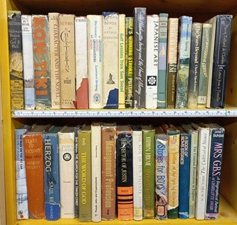 1 Meter of Antiquarian books with Dust Jackets Met 2