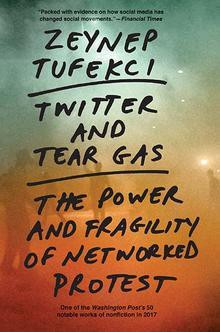 Zeynep Tufekci / Twitter and Tear Gas -  The Power and Fragility of Networked Protest(Large Paperback)