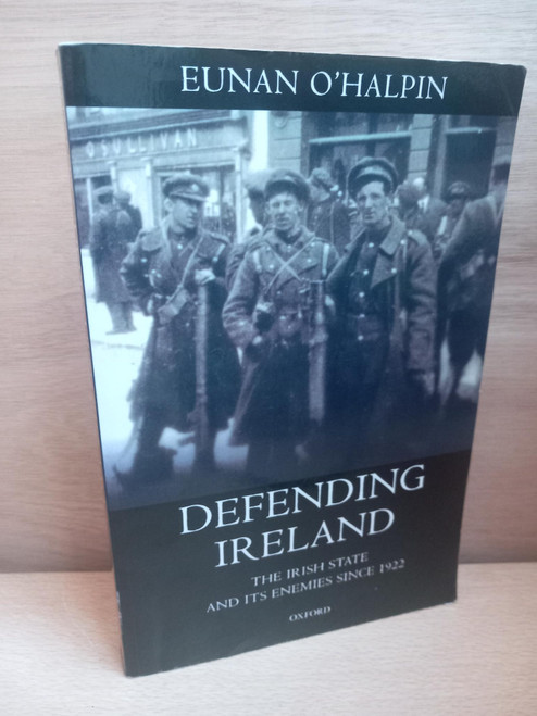Eunan O'Halpin - Defending Ireland : the Irish State and its Enemies Since 1922- PB - 1999