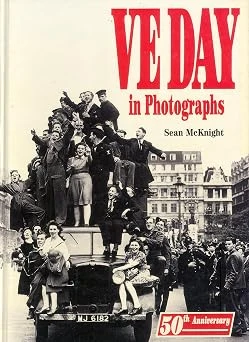 Sean Mcknight / Ve Day In Photographs (Coffee Table Book)