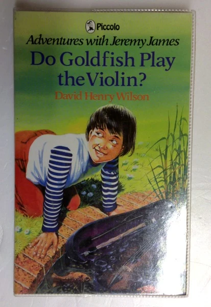 David Henry Wilson / Do Goldfish Play the Violin? (Piccolo Books) (Older Edition Small Paperback)