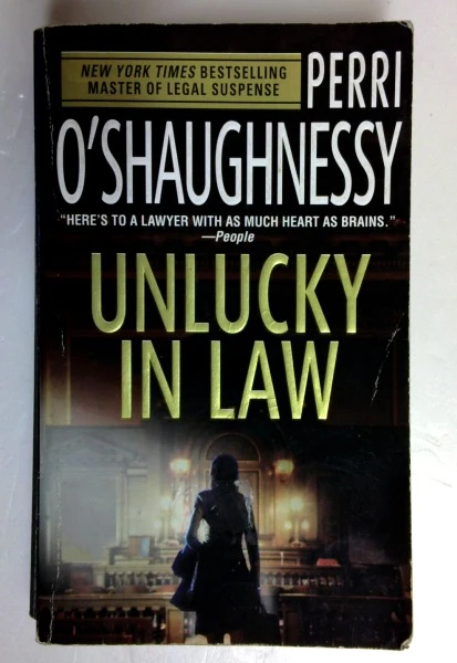 Perri O'Shaughnessy / Unlucky in Law: 10 (Nina Reilly) (Older Edition Small Paperback)